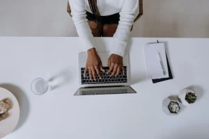mujer-con-ordenador